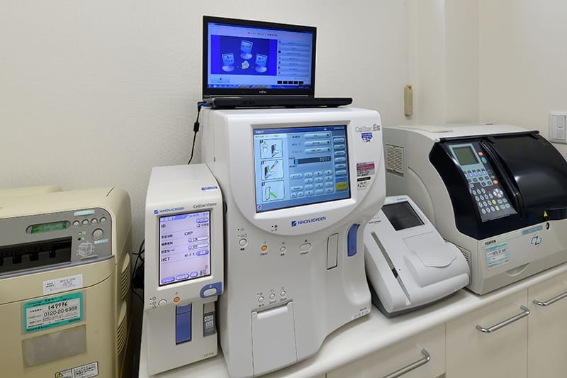 CRP測定器(左)、血球計算機(中央)、HbA1c・尿アルブミン測定器
